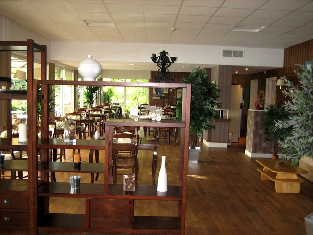 Imagen del bar/restaurante del Hotel Du Lac, Neuvic. Foto 4