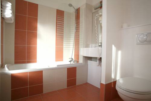 Imagen de la habitación del Hotel Du Louvre, Cherbourg. Foto 7
