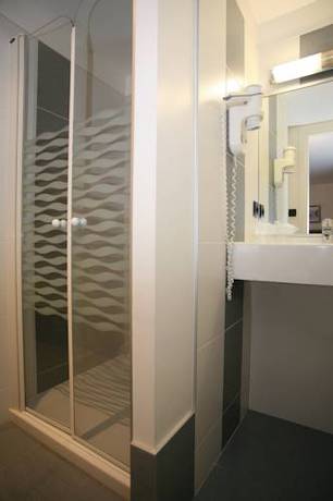 Imagen de la habitación del Hotel Du Louvre, Cherbourg. Foto 9