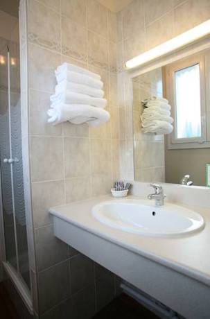 Imagen de la habitación del Hotel Du Louvre, Cherbourg. Foto 11