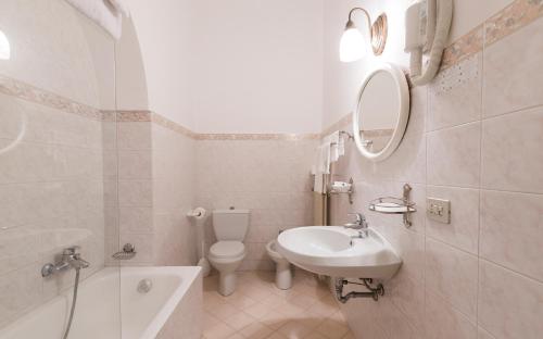 Imagen de la habitación del Hotel Du Parc, Binda. Foto 9