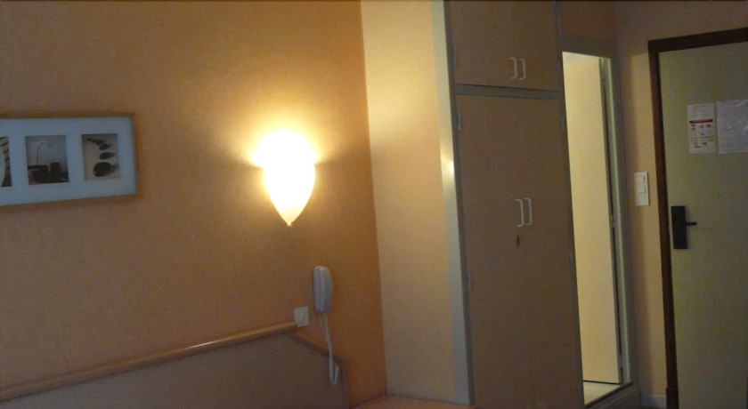 Imagen de la habitación del Hotel Du Parc, DRAGUIGNAN. Foto 9