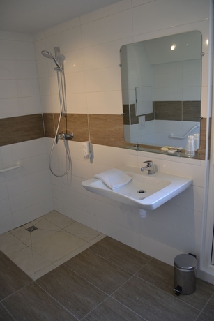 Imagen de la habitación del Hotel Du Parc Euromédecine. Foto 14