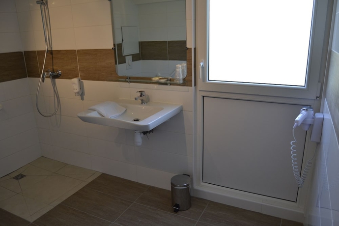 Imagen de la habitación del Hotel Du Parc Euromédecine. Foto 16