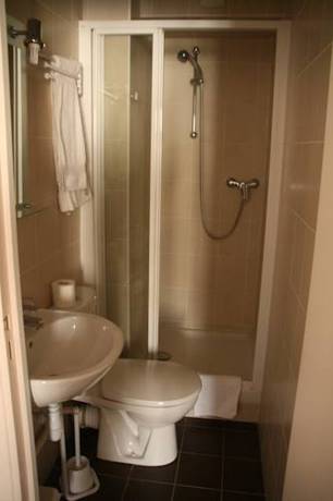 Imagen de la habitación del Hotel Du Roussillon. Foto 10