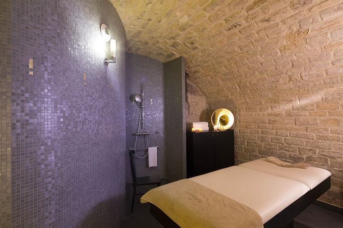 Imagen de la piscina del Hotel Du Triangle D'or. Foto 6