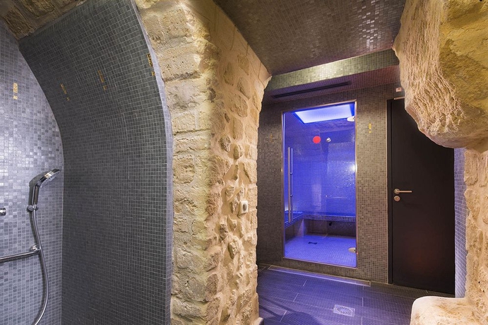 Imagen de la piscina del Hotel Du Triangle D'or. Foto 7