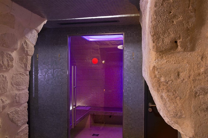 Imagen de la piscina del Hotel Du Triangle D'or. Foto 11