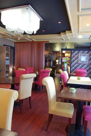 Imagen del bar/restaurante del Hotel Du Trosy Clamart. Foto 2