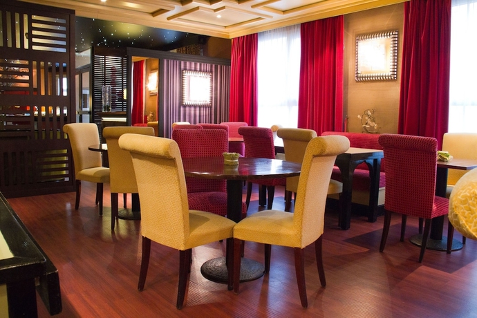 Imagen del bar/restaurante del Hotel Du Trosy Clamart. Foto 4