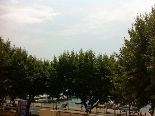 Imagen de la habitación del Hotel Du Vieux Port. Foto 6