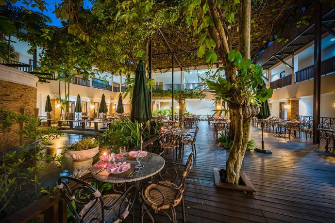 Imagen de los exteriores del Hotel Duangjitt Resort, Phuket. Foto 7