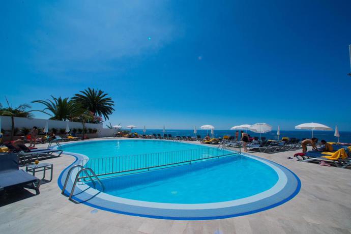 Imagen de la piscina del Hotel Duas Torres. Foto 13