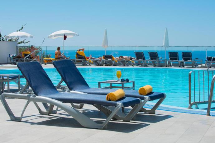 Imagen de la piscina del Hotel Duas Torres. Foto 14