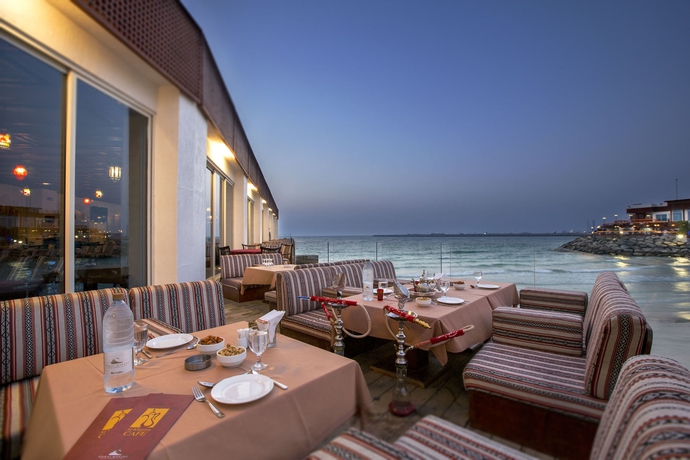 Imagen del bar/restaurante del Hotel Dubai Marine Beach Resort and Spa. Foto 5