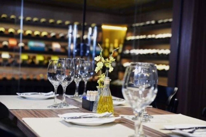 Imagen del bar/restaurante del Hotel Dubai Su&iacute;tes. Foto 12