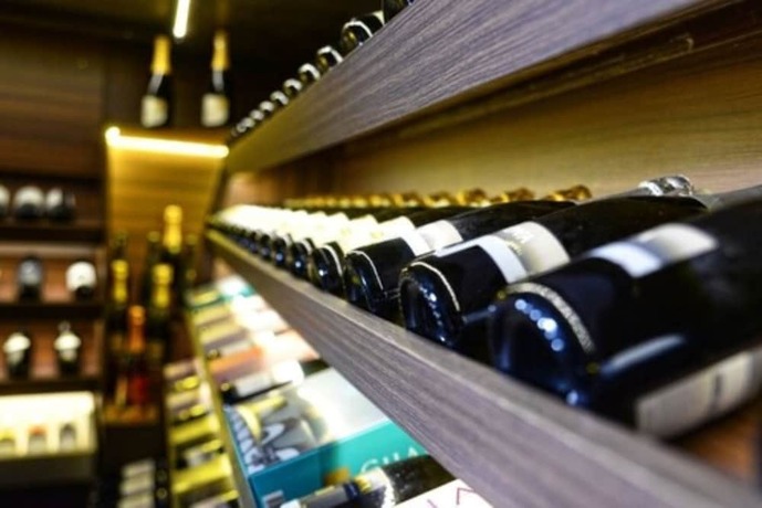 Imagen del bar/restaurante del Hotel Dubai Su&iacute;tes. Foto 14