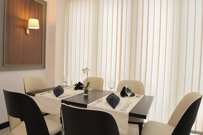 Imagen del bar/restaurante del Hotel Dubai Trade Centre. Foto 5