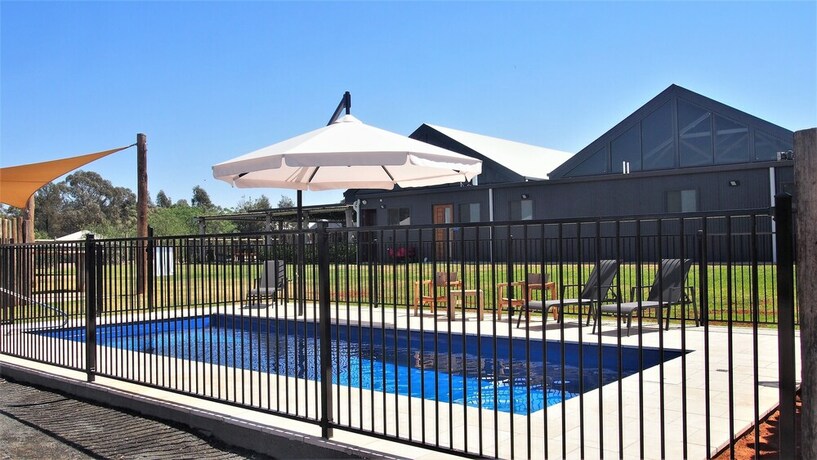 Imagen de la piscina del Hotel Dubbo Rhino Lodge. Foto 37
