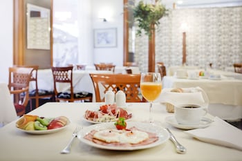 Imagen del bar/restaurante del Hotel Dubrovnik, Zagreb. Foto 3