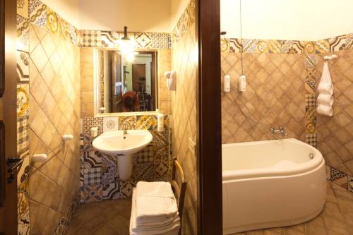 Imagen de la habitación del Hotel Duca Di Castelmonte. Foto 4