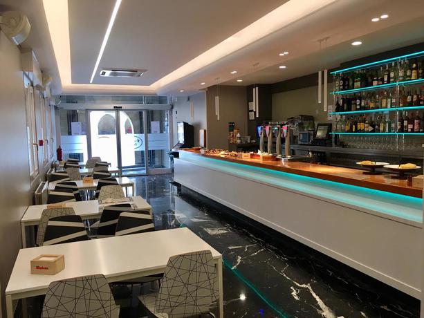 Imagen del bar/restaurante del Hotel Ducay. Foto 3