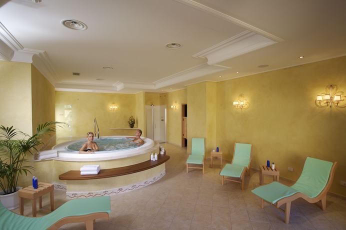 Imagen de la piscina del Hotel Due Lune Puntaldia Resort and Golf. Foto 17