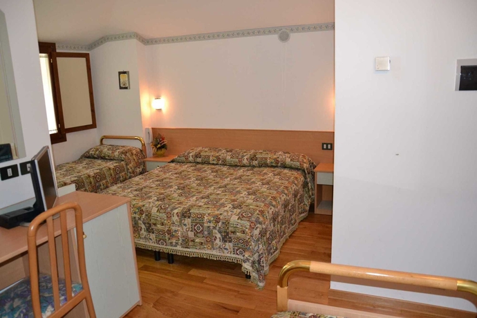 Imagen de la habitación del Hotel Due Monti. Foto 5