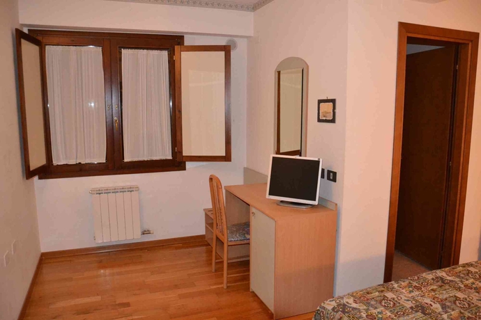 Imagen de la habitación del Hotel Due Monti. Foto 9