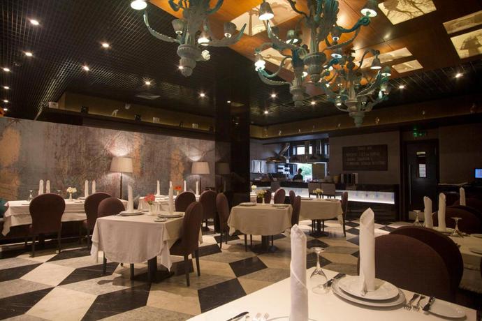 Imagen del bar/restaurante del Hotel Duke. Foto 2