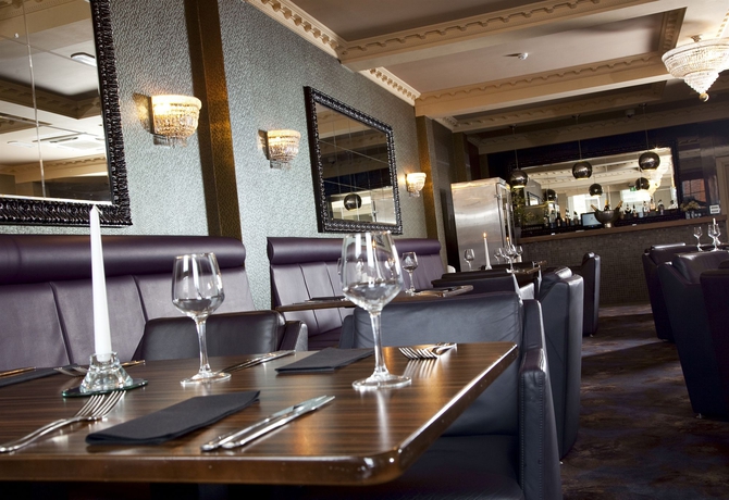 Imagen del bar/restaurante del Hotel Dukes At Queens Boutique. Foto 7