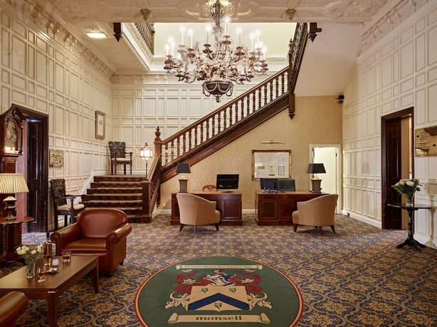 Imagen del bar/restaurante del Hotel Dumbleton Hall. Foto 2