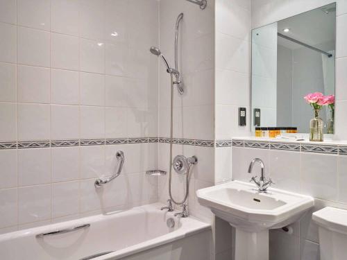 Imagen de la habitación del Hotel Dumbleton Hall. Foto 5