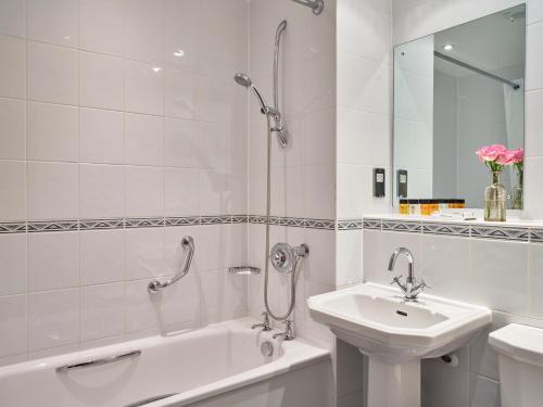 Imagen de la habitación del Hotel Dumbleton Hall. Foto 6
