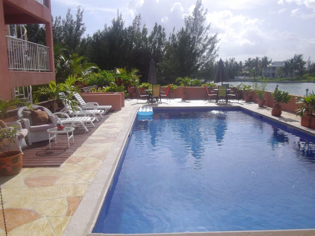 Imagen de la piscina del Hotel Dundee Bay Villas. Foto 15