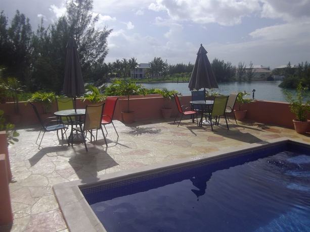 Imagen de la piscina del Hotel Dundee Bay Villas. Foto 16