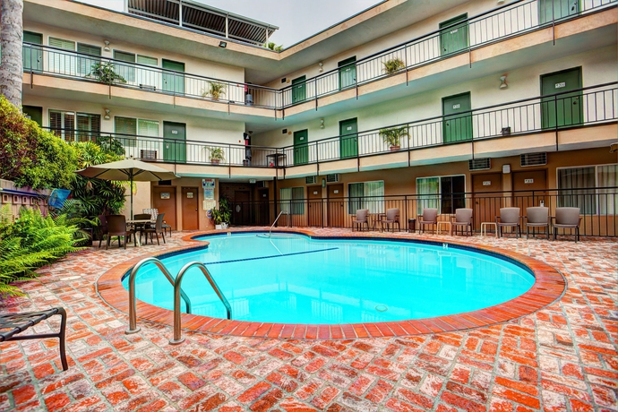 Imagen de la piscina del Hotel Dunes Inn Wilshire. Foto 13