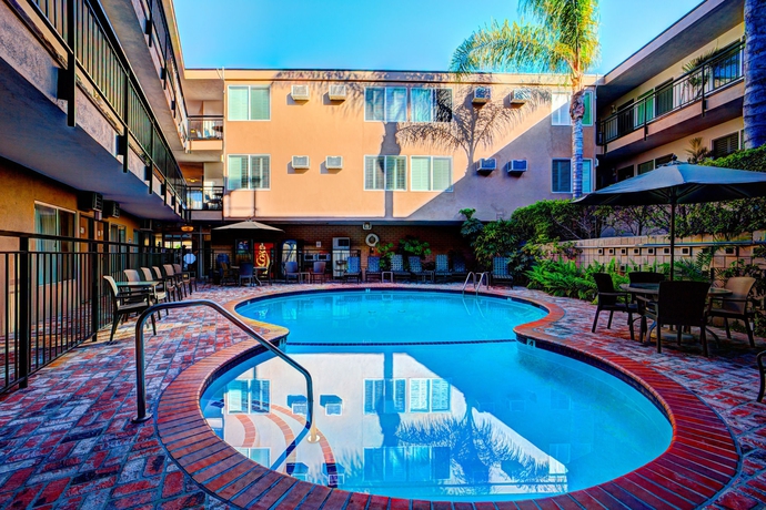 Imagen de la piscina del Hotel Dunes Inn Wilshire. Foto 14