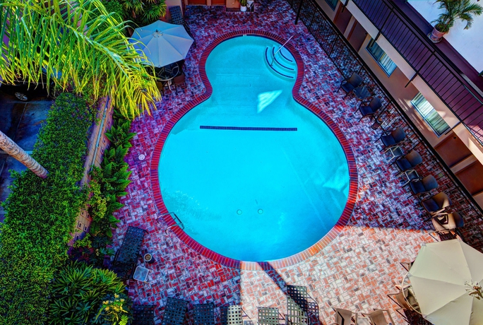 Imagen de la piscina del Hotel Dunes Inn Wilshire. Foto 15