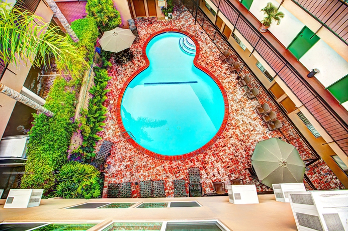 Imagen de la piscina del Hotel Dunes Inn Wilshire - In Los Angeles (downtown Los Angeles). Foto 16