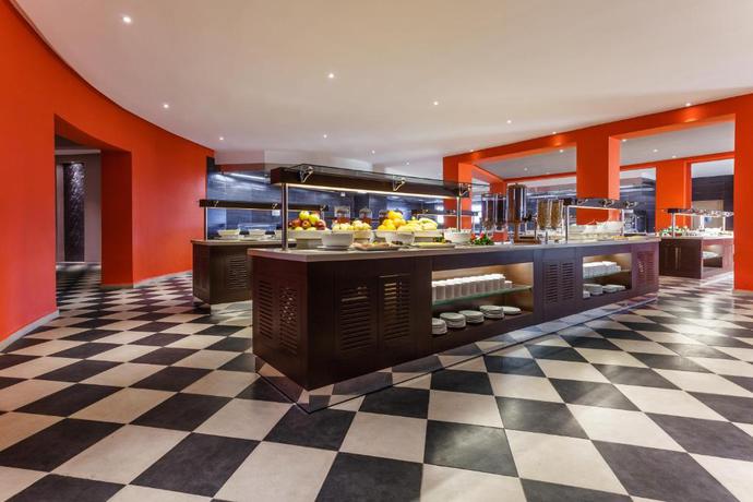 Imagen del bar/restaurante del Hotel Dunes d'Or Ocean Club. Foto 2