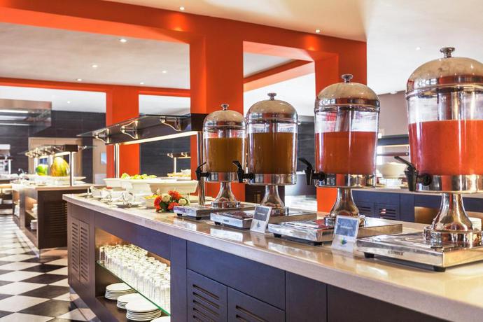 Imagen del bar/restaurante del Hotel Dunes d'Or Ocean Club. Foto 3