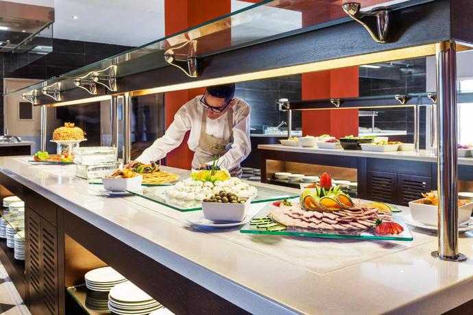 Imagen del bar/restaurante del Hotel Dunes d'Or Ocean Club. Foto 5