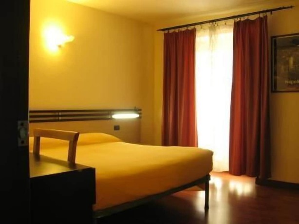 Imagen de la habitación del Hotel Duomo, N&aacute;poles. Foto 3