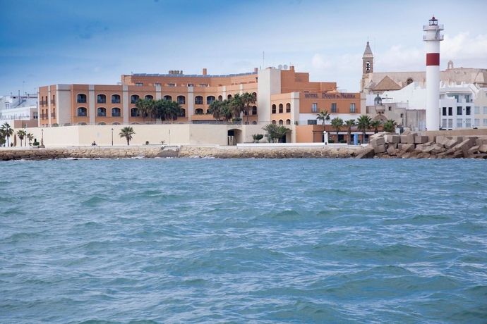 Imagen de los exteriores del Hotel Duque de Najera. Foto 8