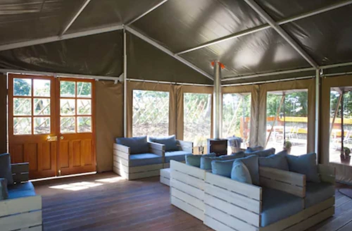 Imagen de los interiores del Hotel Durrell Wildlife Camp. Foto 14