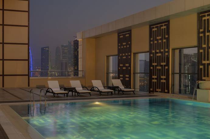 Imagen de la piscina del Hotel Dusit Doha. Foto 19