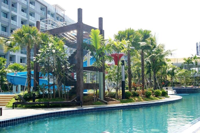 Imagen de la piscina del Hotel Dusit Grand Park by Lurii. Foto 20