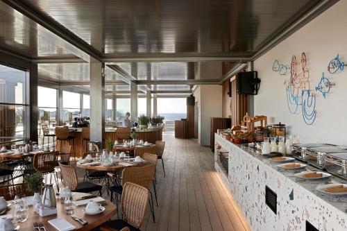 Imagen del bar/restaurante del Hotel Dusit Suites Athens, Glyfada. Foto 9