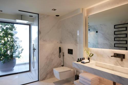 Imagen de la habitación del Hotel Dusit Suites Athens, Glyfada. Foto 16